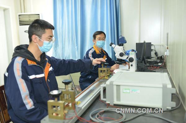 中鋁洛陽銅加工有限公司堅持追蹤最新技術(shù)標(biāo)準(zhǔn)，注重科技引領(lǐng)企業(yè)發(fā)展。近日，該公司變更授權(quán)申請的《金屬材料電阻率測量方法》，通過國家認(rèn)證認(rèn)可監(jiān)督管理委員會最新方法標(biāo)準(zhǔn)授權(quán)使用。至此，該公司已有170余項檢測標(biāo)準(zhǔn)獲得國家最新版本標(biāo)準(zhǔn)授權(quán)。